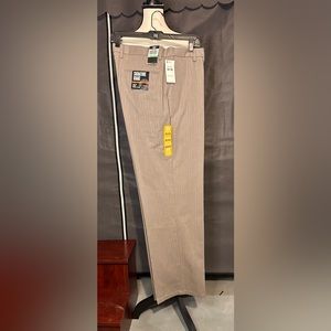 NWT - Dockers Signature Khaki dress pants for men.  021